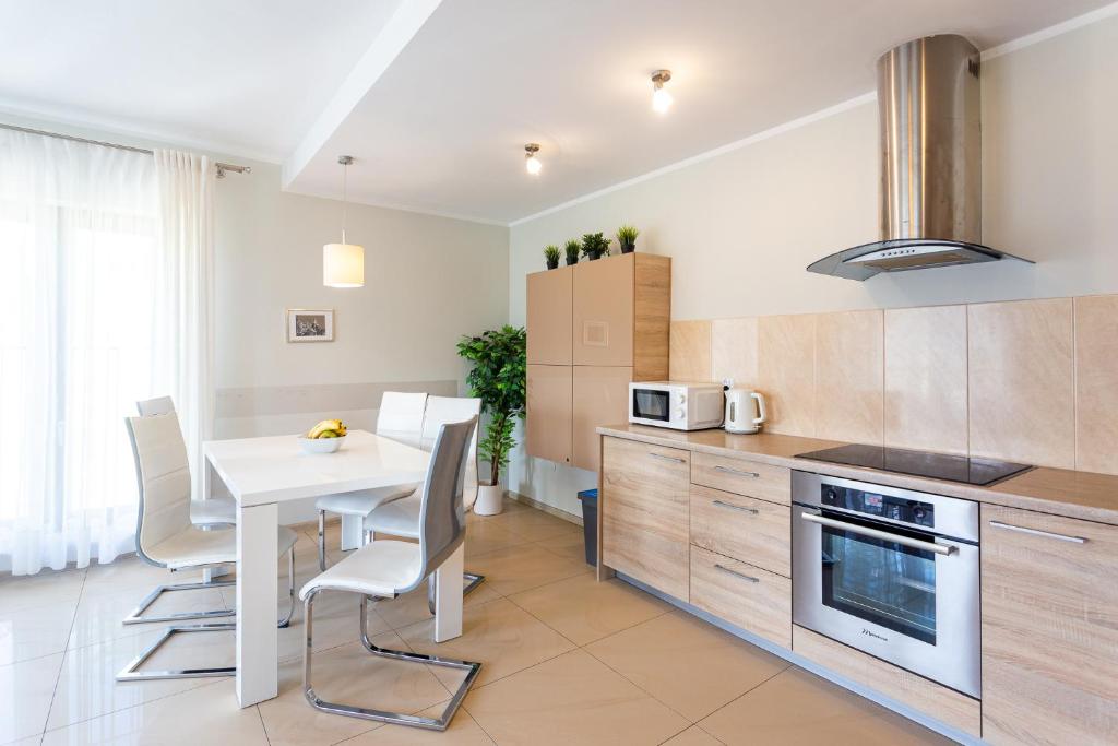 Kuchyňa alebo kuchynka v ubytovaní Apartament Panorama z widokiem na góry