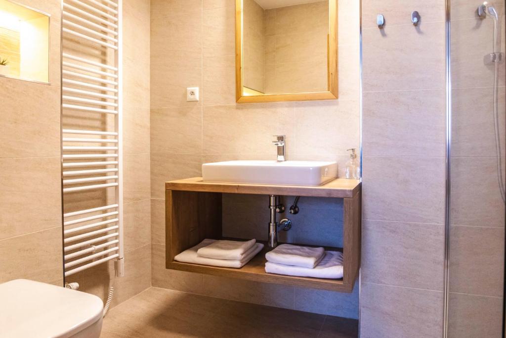 A bathroom at Chalet Nova Lesna Mountain View