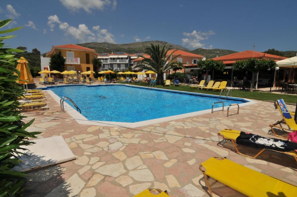 Bazén v ubytování Paspalis Hotel nebo v jeho okolí