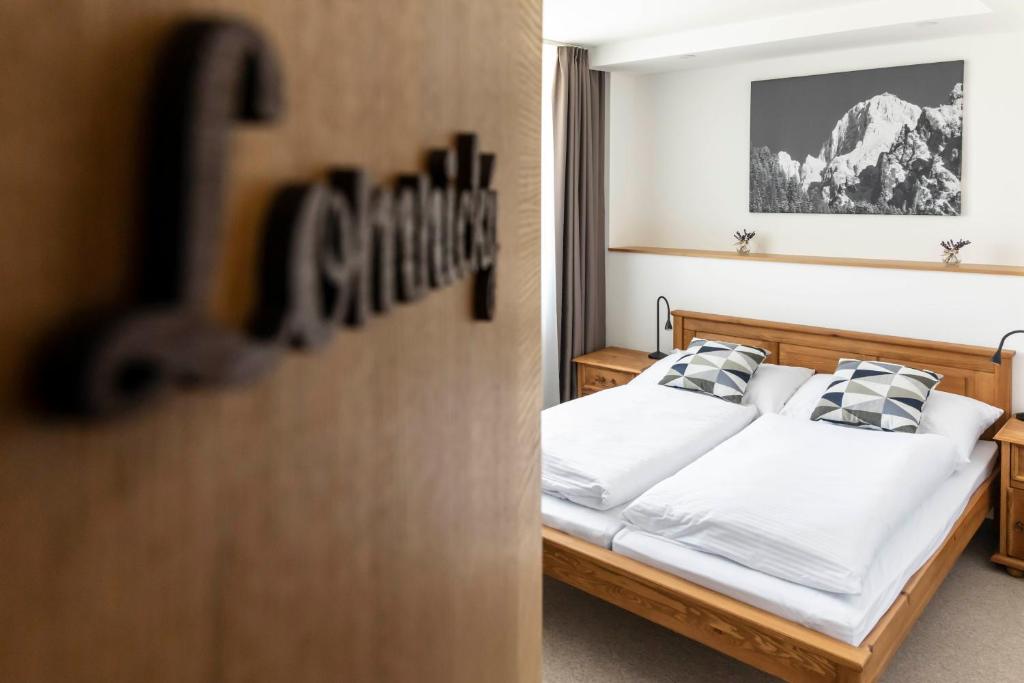 A bed or beds in a room at Chalet Nova Lesna Mountain View