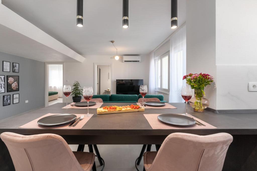 Televízia a/alebo spoločenská miestnosť v ubytovaní Ampelea apartment