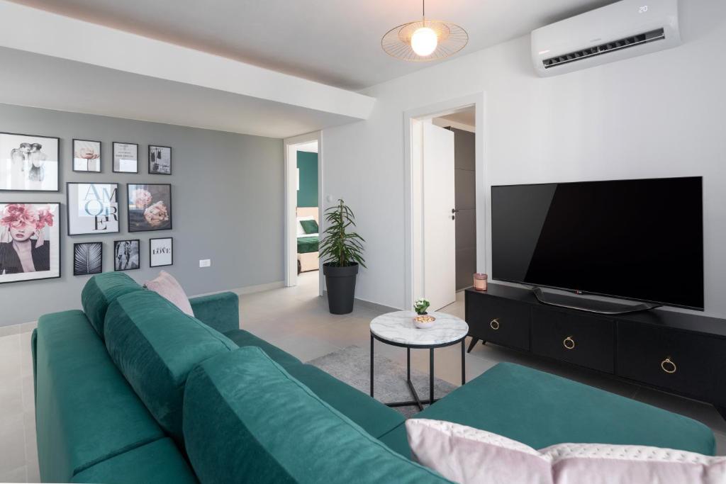 Televízia a/alebo spoločenská miestnosť v ubytovaní Ampelea apartment