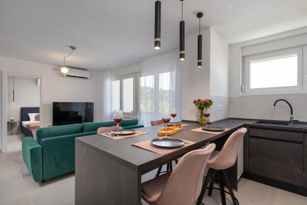Televízia a/alebo spoločenská miestnosť v ubytovaní Ampelea apartment