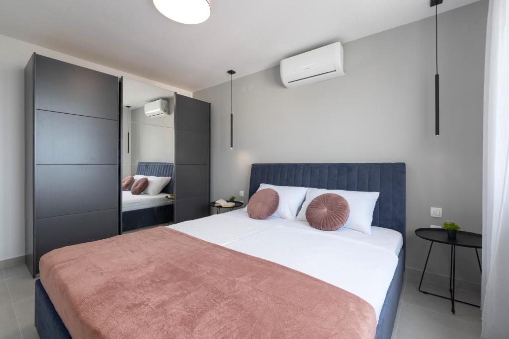 Posteľ alebo postele v izbe v ubytovaní Ampelea apartment