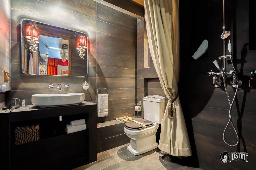 Koupelna v ubytování Suite Opium Den by Justine Apartments Apartamento turístico en Madrid Río
