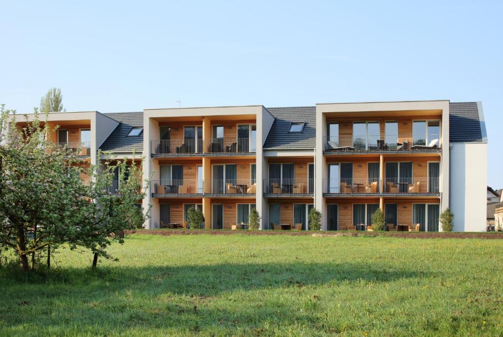 ein Apartmenthaus mit Sonnenkollektoren an der Fassade in der Unterkunft Hotel Restaurant zur Marienburg in Pünderich