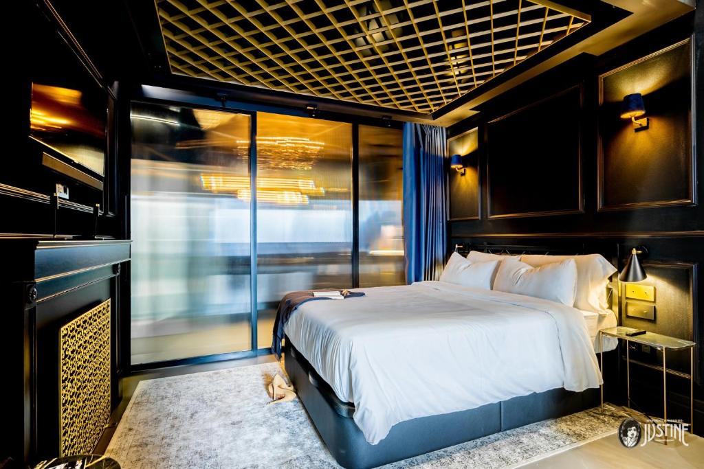 Un dormitorio con una cama grande y una ventana en Suite Shibari by Justine Apartments Sobria Elegante y Pecaminosa Apartamento turístico en Madrid Río en Madrid