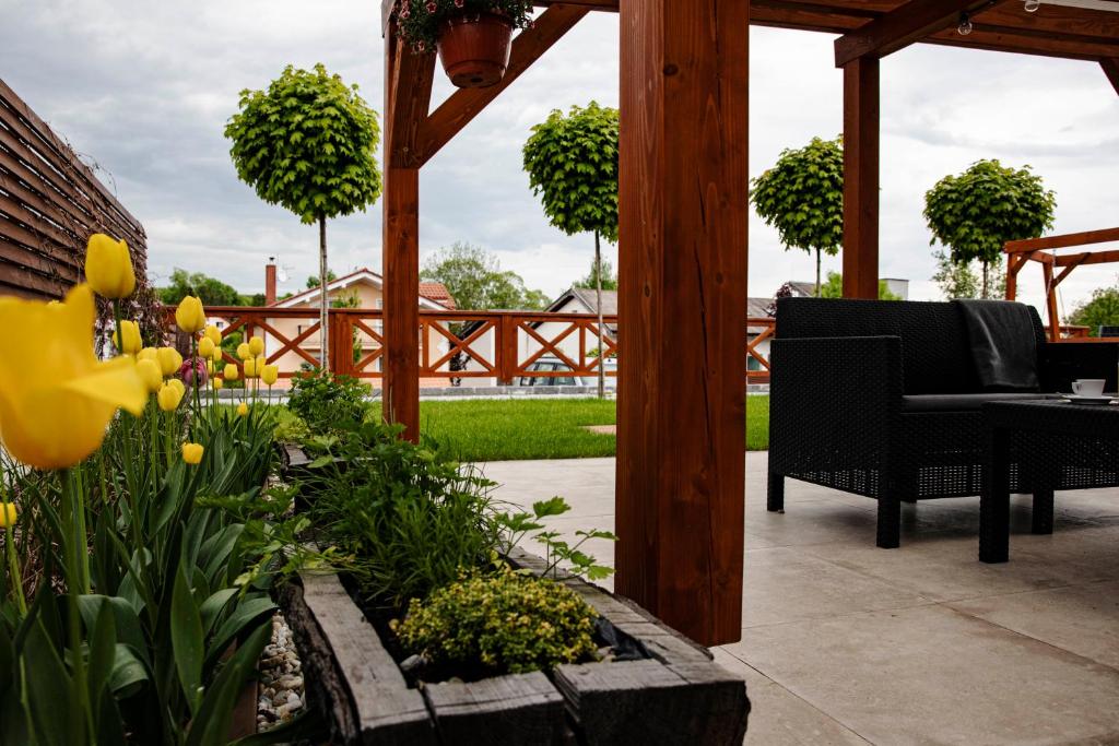 A garden outside Chalet Nova Lesna Mountain View