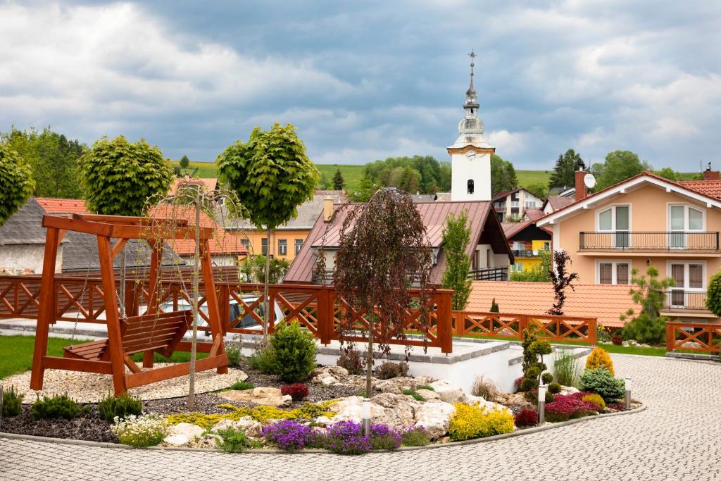 A garden outside Chalet Nova Lesna Mountain View
