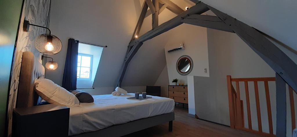 una camera da letto con letto in mansarda di Riva Duplex a Saint-Aignan