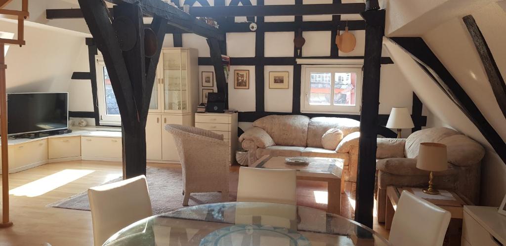 - un salon avec un canapé et une table dans l'établissement Penthouse im historischen Fachwerkhaus mit grosser Dachterrasse an zentralster Lage, à Boppard