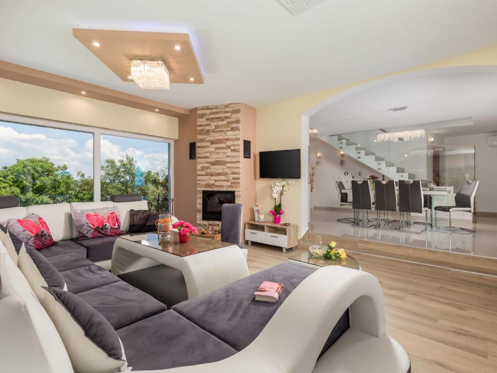 Posezení v ubytování Holiday Home Villa Gabriel by Interhome
