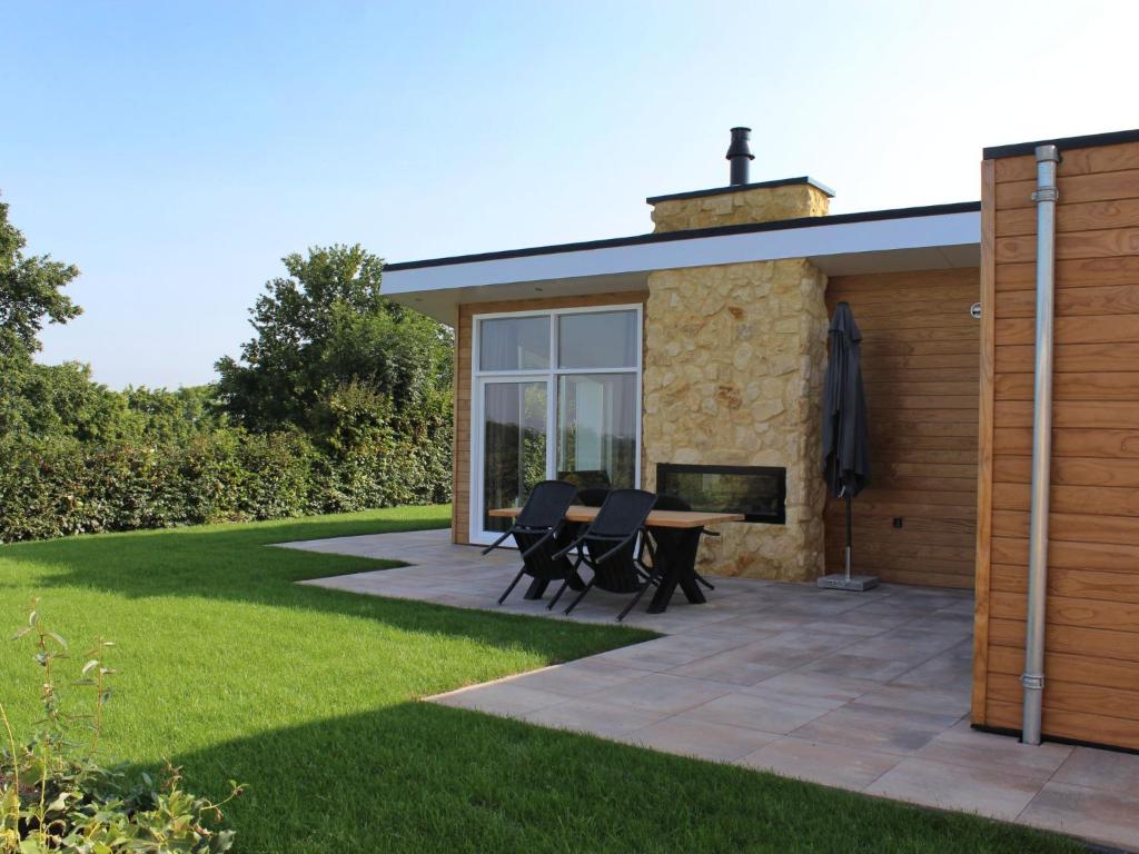 O grădină în afara Holiday Home Green Resort Mooi Bemelen-1 by Interhome