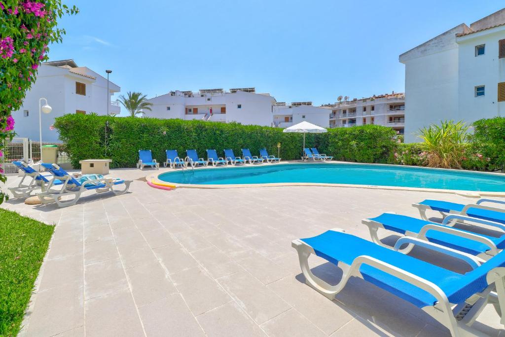 Bazén v ubytovaní Apartamentos Llevant alebo v jeho blízkosti