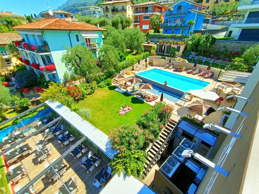 Bazén v ubytování Hotel Antonella nebo v jeho okolí