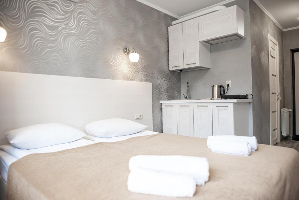 1 dormitorio con 1 cama grande y 2 almohadas en Guest house On Griboedova Street, en Sochi