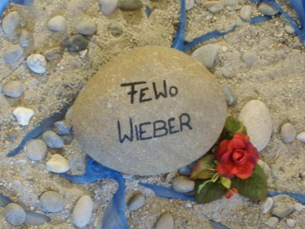 een steen met de woorden hallo weber geschreven op het strand bij Ferienwohnung-Wieber in Kappel-Grafenhausen
