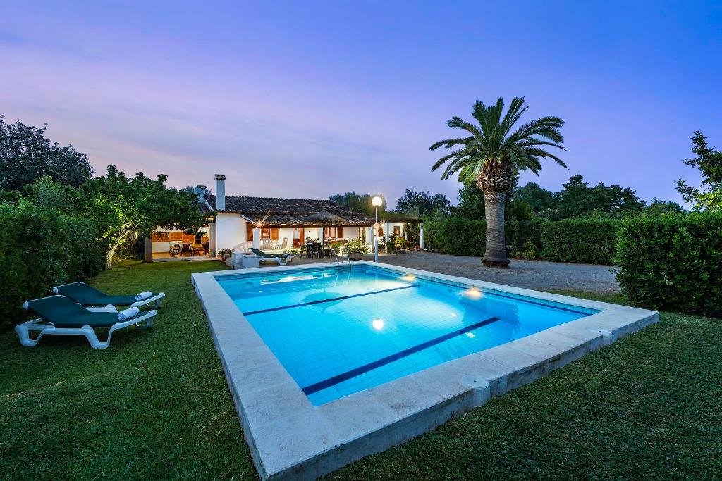una piscina en el patio de una casa en Almadrava - Paparri, en Pollensa