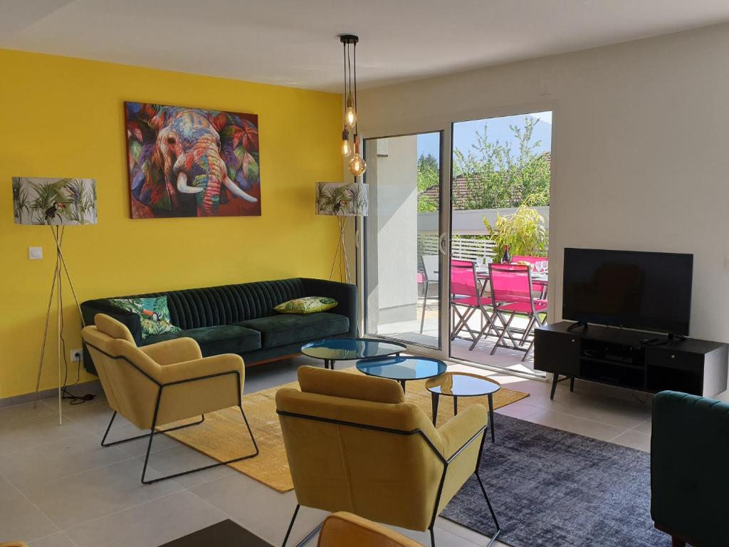 TV a/nebo společenská místnost v ubytování L'appartement JARDIN avec vue montagnes