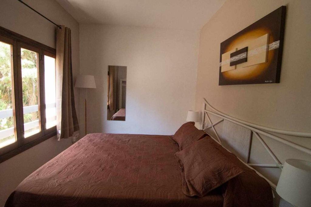 Schlafzimmer mit einem Bett und einem Fenster in der Unterkunft Tropical Nights 3 in Cala Millor
