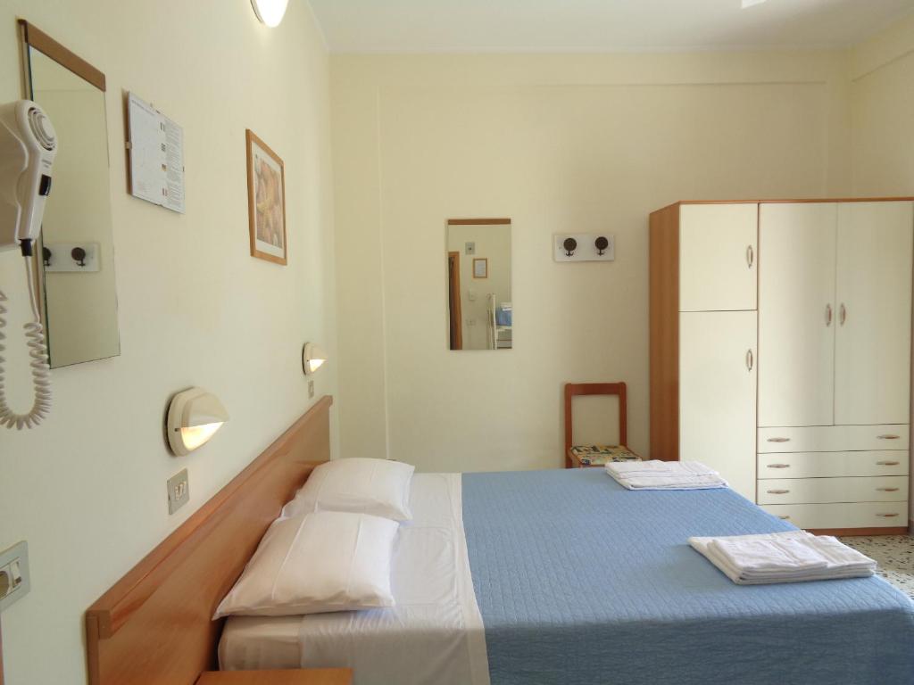 Postel nebo postele na pokoji v ubytování Hotel Tre Stelle Gabicce Mare