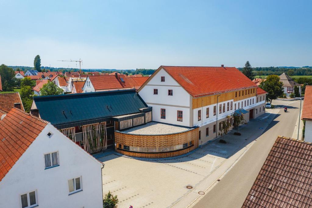 una vista aérea de un edificio con techos rojos en Gasthof Bogenrieder, en Pörnbach