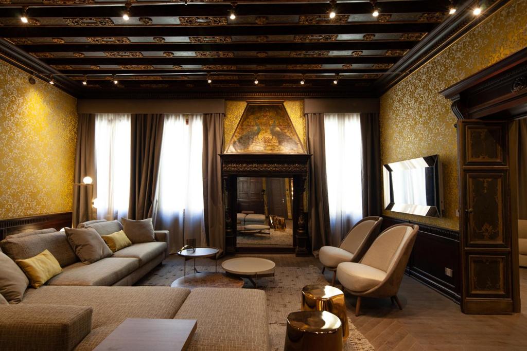 a living room with a couch and a fireplace at Palazzo Pianca in Venice