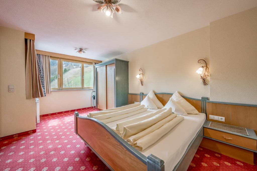 1 dormitorio con 3 camas en una habitación en Residenz Tamara, en Sölden