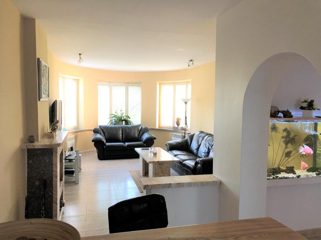 1-bedroom apartment-rooftop JAKUZZI-hot tub, BBQ & SAUNA in a FOREST by the BEACH