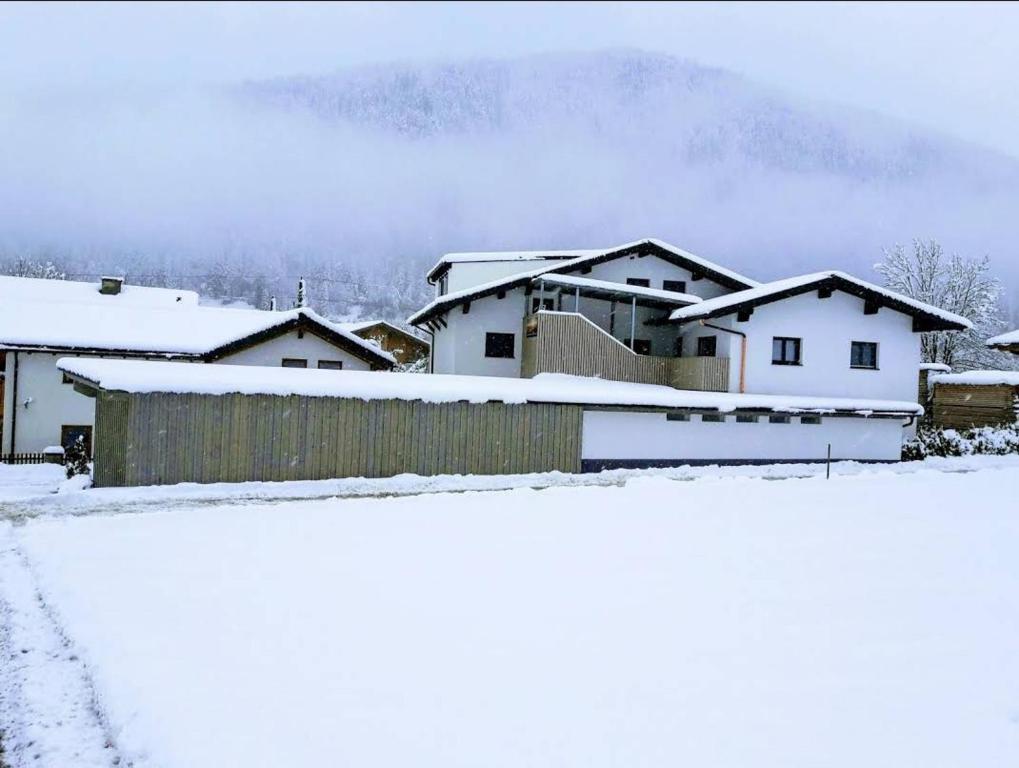um grupo de casas com neve no chão em vista monte em Eben im Pongau