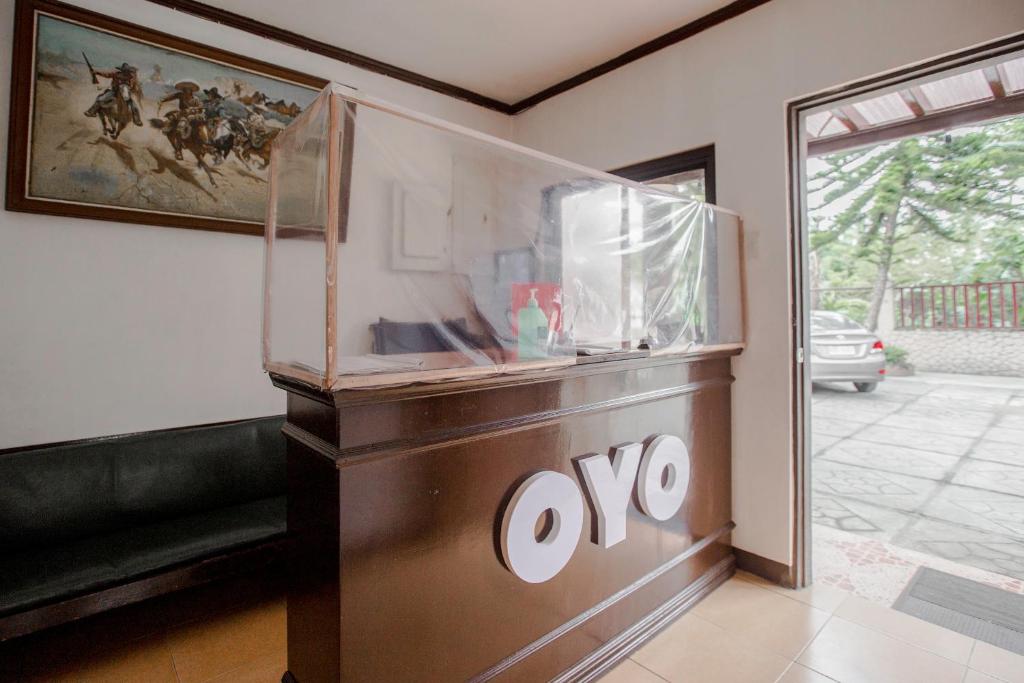 un réservoir omo vide dans une pièce avec fenêtre dans l'établissement OYO 741 Sierra Travellers Inn, à Tagaytay