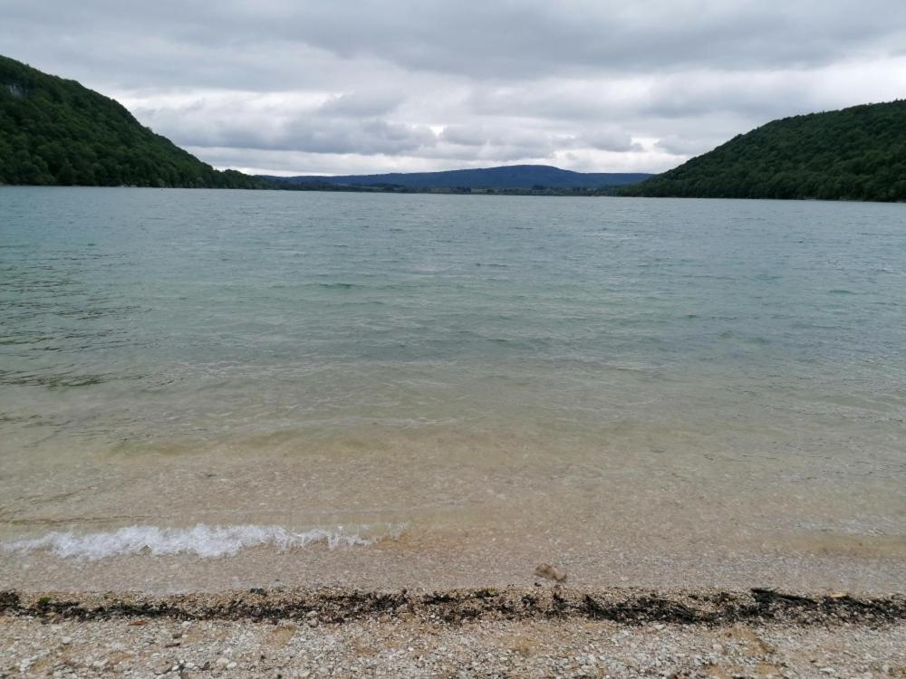 una vista de un cuerpo de agua con una playa en Chez Catherine & Patrick, en Fontenu