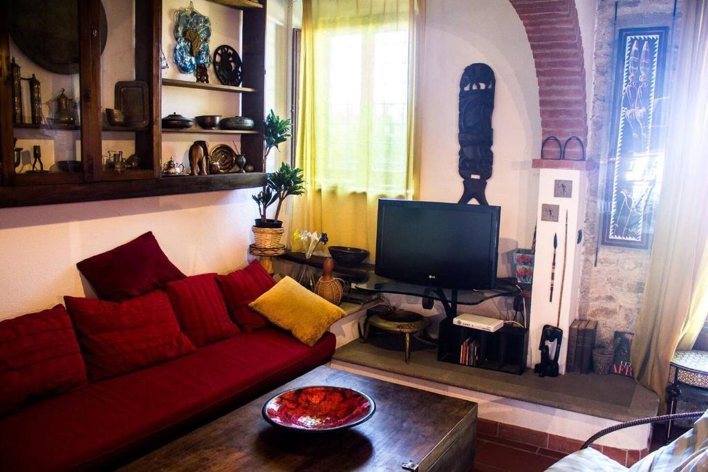 TV a/nebo společenská místnost v ubytování Tuscan hills near Florence - stone farm house