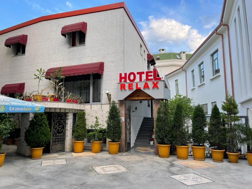 um sinal de retransmissão do hotel em frente a um edifício em Hotel Relax City Center em Tirana