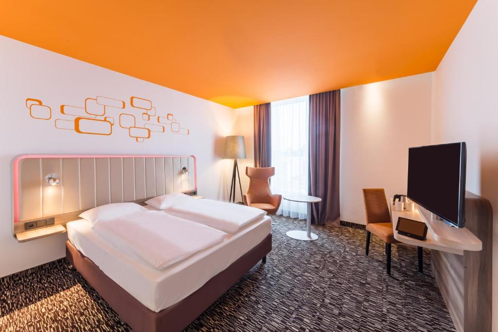 Postel nebo postele na pokoji v ubytování Park Inn by Radisson Neumarkt