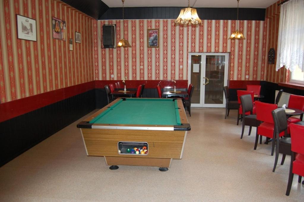 Biliár nebo kulečník v ubytování Hotel Słupsk