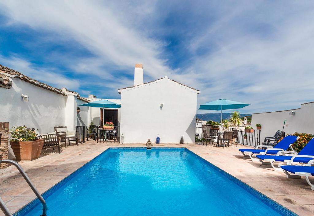 Casa Mundo - 16th century traditional white village house ...