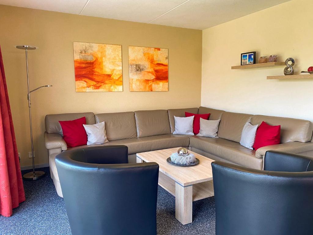 sala de estar con sofá, mesa y sillas en Hello Zeeland - Vakantiehuis Zwin 031, en Breskens