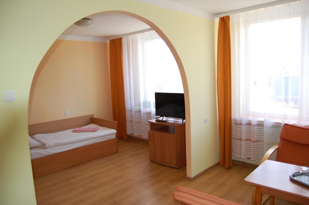 TV a/nebo společenská místnost v ubytování Hotel Słupsk
