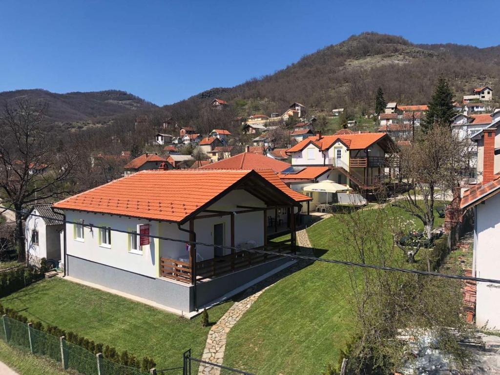 ein kleines Haus mit orangefarbenem Dach auf einem Hügel in der Unterkunft Vila Zdravković Prolom Banja in Prolomska Banja