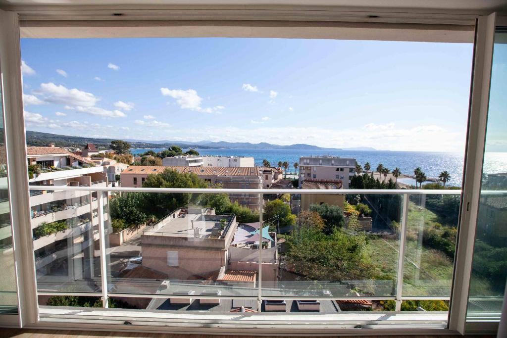 uma grande janela com vista para uma cidade em Très beau T2 climatisé refait à neuf, vue mer panoramique exceptionnelle à 120m à pied de la plage em La Ciotat