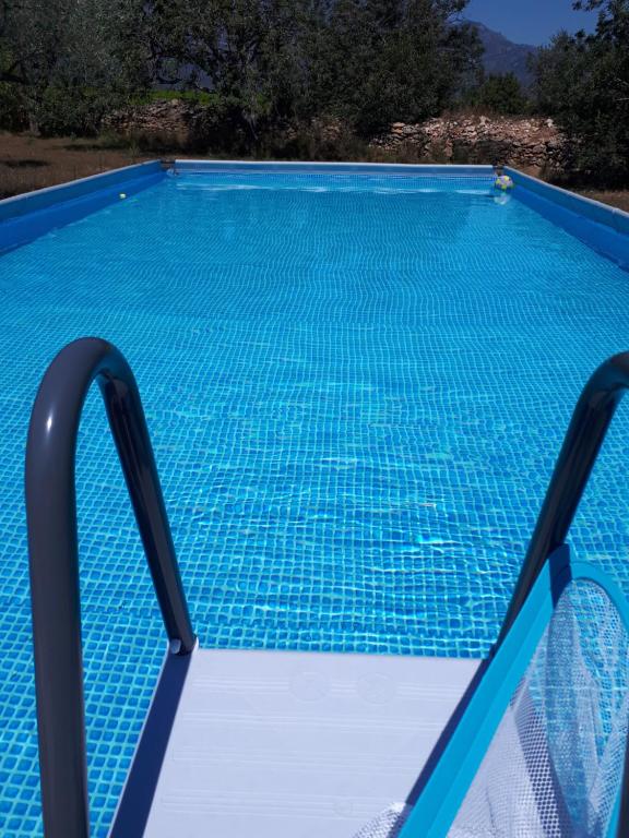 The swimming pool at or close to Casa de Bello