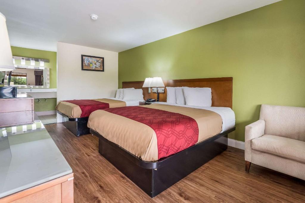 Econo Lodge Atlanta Airport East - Queen Room With Two Queen Beds - Non-Smoking