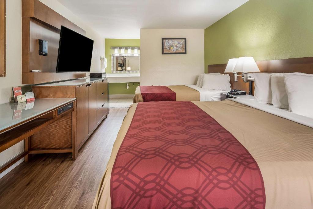 Econo Lodge Atlanta Airport East - Queen Room With Two Queen Beds - Smoking
