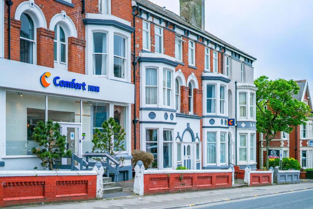 un grupo de edificios en una calle de la ciudad en Comfort Inn Blackpool Gresham, en Blackpool