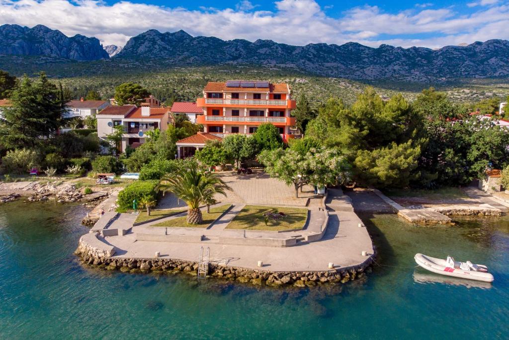 eine Luftansicht eines Resorts auf einem Wasserkörper in der Unterkunft Pansion Kiko in Starigrad-Paklenica