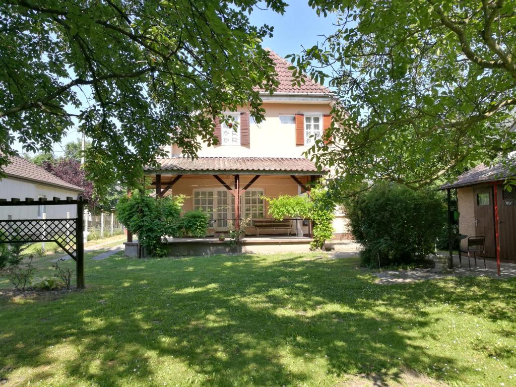 a house with a yard in front of it at Holiday House Retro in Szántód