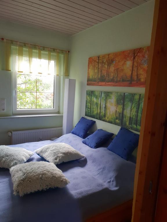 een slaapkamer met 2 bedden en blauwe kussens bij Luxus Ferienwohnung in Pfungstadt