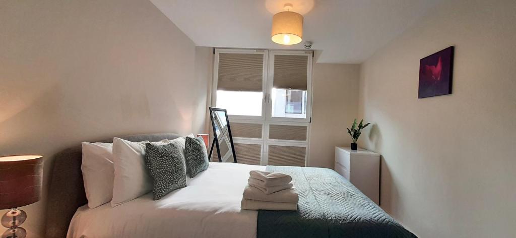 um quarto com uma cama e uma janela em One Bed Serviced Apartment Moorgate em Londres