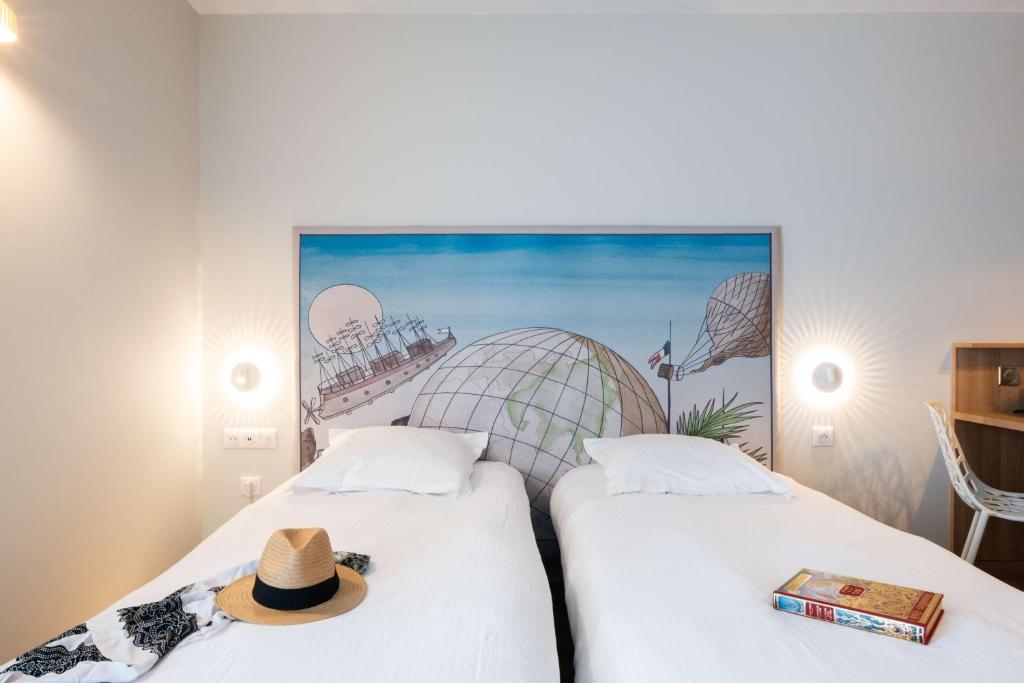 Postel nebo postele na pokoji v ubytování Hôtel Jules Verne Biarritz